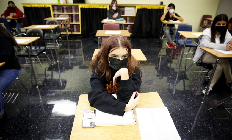 Retienen salarios a juntas escolares en Florida por ordenar el uso de mascarillas 1