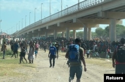 Miles de migrantes en el limbo bajo un puente fronterizo en Texas 1