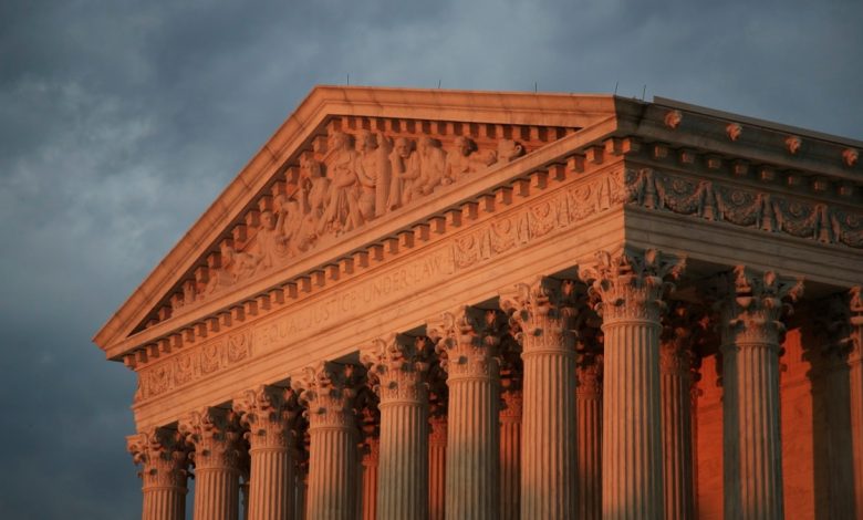 Corte Suprema de EE. UU. examinará caso de tarjetas de residencia 1