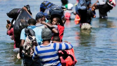 Defensores de los inmigrantes ven un doble rasero en la reapertura de la frontera de EE. UU. 56