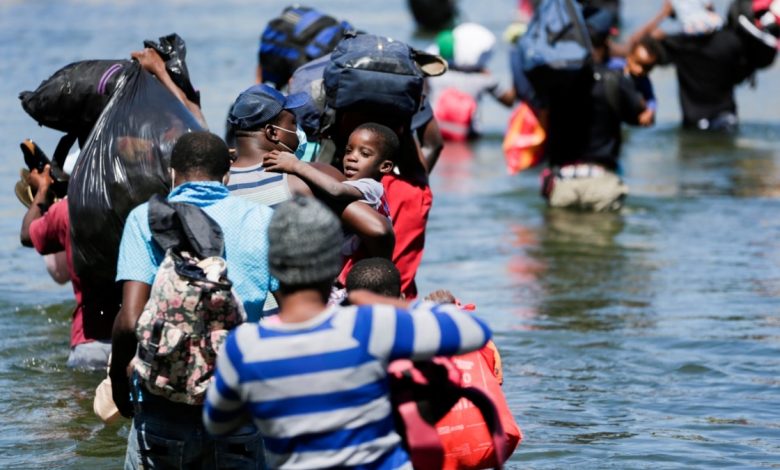 Defensores de los inmigrantes ven un doble rasero en la reapertura de la frontera de EE. UU. 1