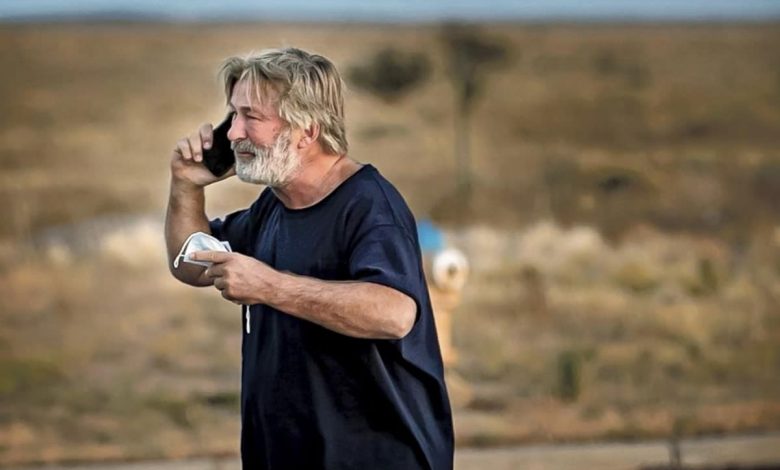 Alec Baldwin mata a directora cinematográfica y hiere al director en trágico accidente durante rodaje de "Rust" 1