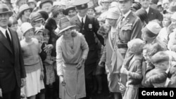 La primera dama Grace Coolidge en 1926 con Rebecca, la mapache que se convirtió en una mascota en lugar de un plato de Acción de Gracias en la Casa Blanca. (Foto de la Biblioteca del Congreso)