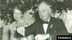 El presidente Franklin D. Roosevelt y la primera dama Eleanor Roosevelt durante una cena de Acción de Gracias en Warm Springs, Georgia, el 29 de noviembre de 1935. (Foto de la Biblioteca presidencial Franklin D. Roosevelt y Asociación Histórica de la Casa