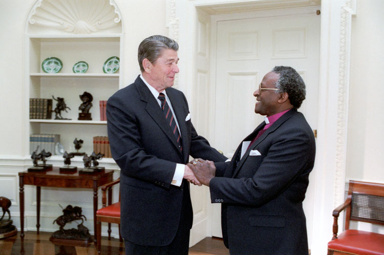 Presidente Ronald Reagan conoció a obispo Desmond Tutu en la Casa Blanca el 7 de Diciembre, 1984.