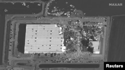 Un almacén de Amazon en Edwardsville, Illinois, EE. UU., parcialmente destruido por un tornado el 11 de diciembre de 2021. Foto de satélite de Maxar Technologies distribuida por Reuters.