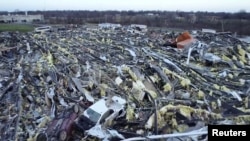 Vista aérea de los restos de una fábrica de velas en Mayfield, Kentucky, EE. UU., tras el paso de un tornado el 11 de diciembre de 2021. Foto toma de un video tomado por un dron divulgada por Reuters.