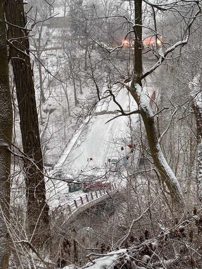 Un puente en Pittsburgh se derrumbó el viernes por la mañana, enviando vehículos con sus ocupantes al hospital para ser tratados tras caer al vació con el puente.