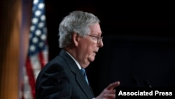 El líder de la minoría del Senado, Mitch McConnell, republicano por Kentucky, realiza una conferencia de prensa de fin de año en el Capitolio de Washington el 16 de diciembre de 2021.