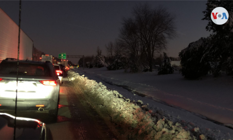 EE. UU.: cientos de vehículos varados en autopista interestatal I-95 tras tormenta de nieve 1
