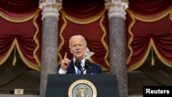 El presidente Joe Biden habla en Statuary Hall en el primer aniversario del ataque del 6 de enero de 2021 al Capitolio de Estados Unidos por parte de partidarios del expresidente Donald Trump, el 6 de enero de 2022.