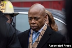 El alcalde de la ciudad de Nueva York, Eric Adams, escucha durante una conferencia de prensa frente a un edificio de apartamentos donde ocurrió un incendio mortal en el Bronx el domingo 9 de enero de 2022, en Nueva York.