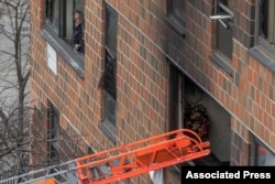 Heridos graves tras incendio en Nueva York que causó 19 muertos 16