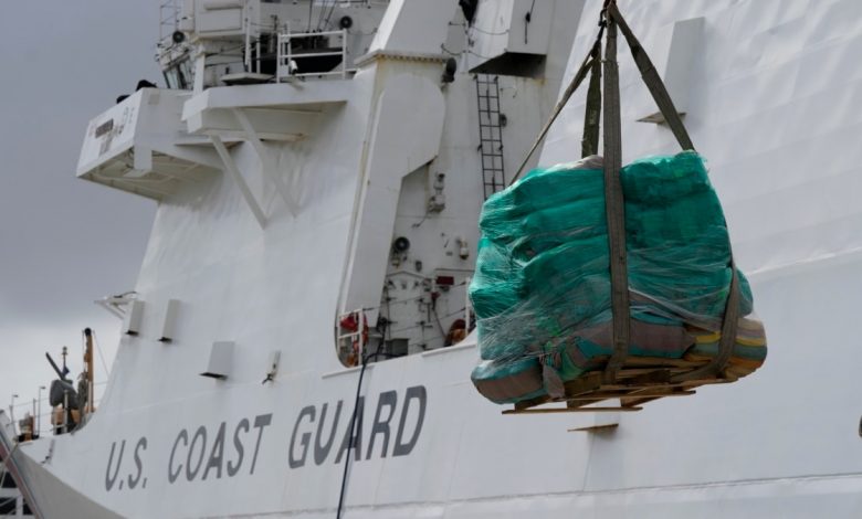 Un buque de la Guardia Costera de EE. UU. se incauta unos 1.000 millones de dólares en drogas 1
