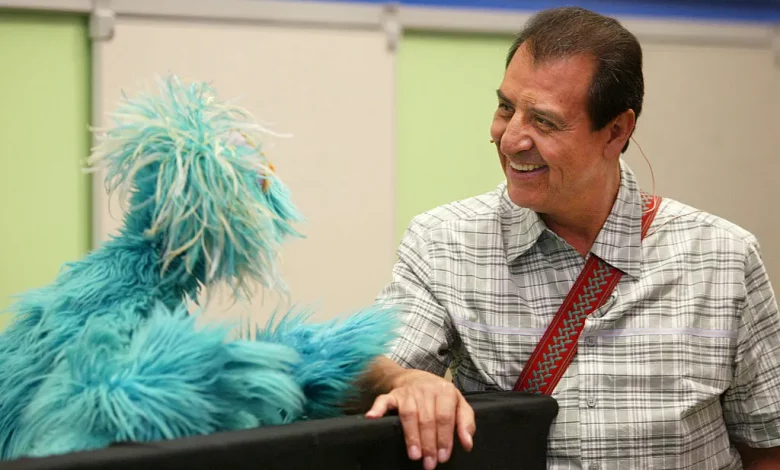 Emilio Delgado, actor quien interpretó a Luis en Barrio Sésamo fallece a los 81 años de edad 1