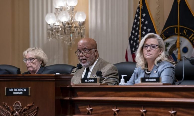 Comisión del 6 de enero vota para declarar en desacato a dos exasesores de Trump 1