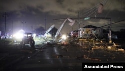 Una calle bordeada de escombros se ve en Lower 9th Ward, el martes 22 de marzo de 2022, en Nueva Orleans, después de que fuertes tormentas atravesaran el área. (Foto AP/Gerald Herbert)