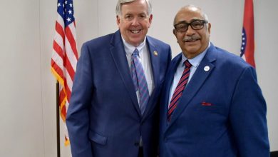 Antonio Maldonado (derecha) junto al Gobernador de Missouri Michael Parson (Izquierda).