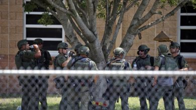 Investigan inacción policial en masacre escolar en Texas 77