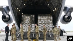 Llega a EEUU primer envío de leche de fórmula infantil desde Europa 8