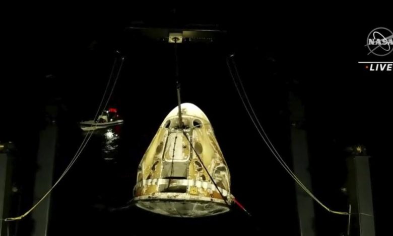 SpaceX trae a 4 astronautas a casa con un amerizaje a medianoche 1