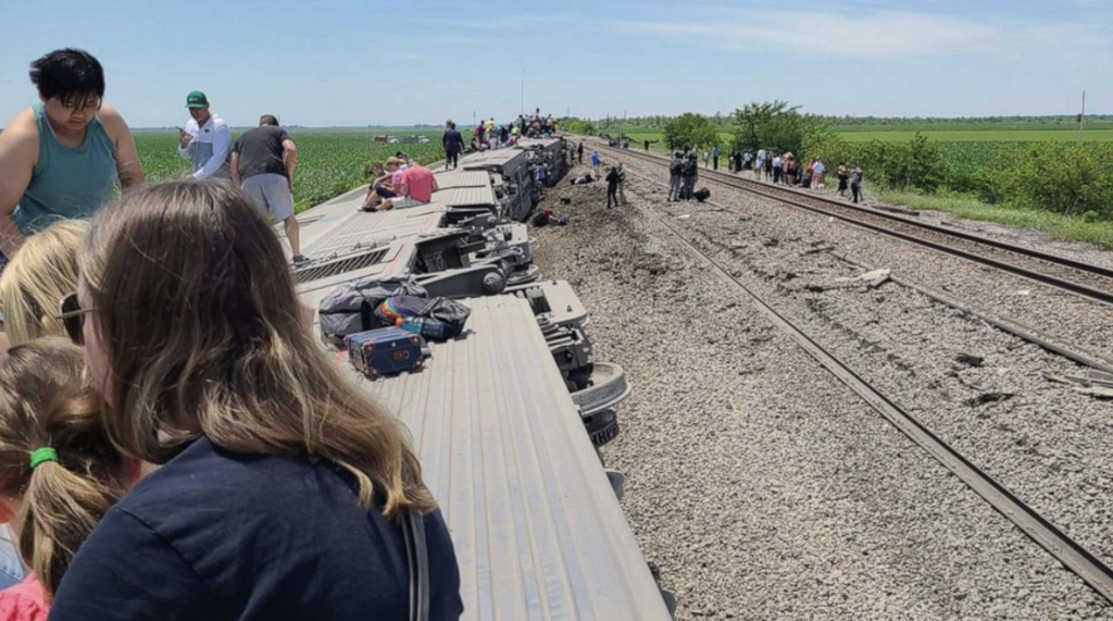 Tren Amtrak descarrila después de impacto con camión en Missouri