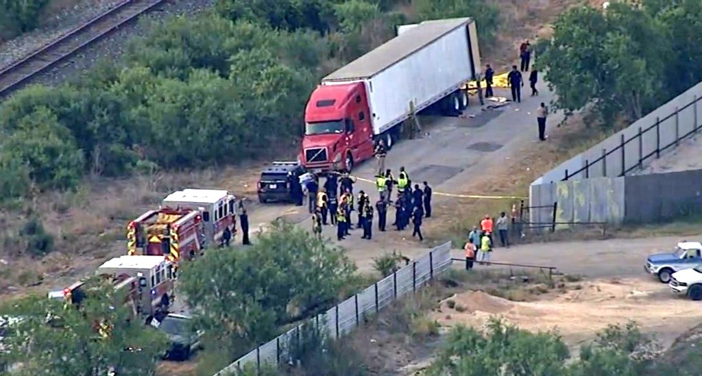 La escena del crimen en donde 51 migrantes murieron a causa de estar encerrados en el interior de un tráiler, donde las temperaturas sin duda superaron los 140º F en el calor texano de San Antonio el Lunes. 