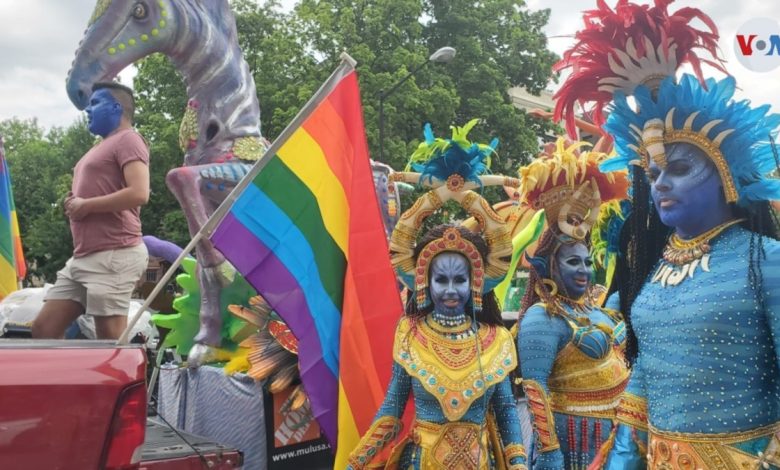 Cientos participan en desfile de orgullo LGBTQ en capital estadounidense 1