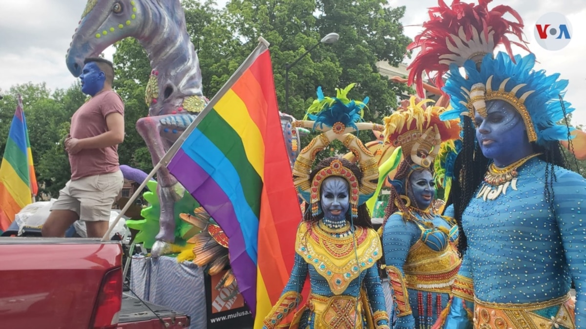 Cientos participan en desfile de orgullo LGBTQ en capital estadounidense 2