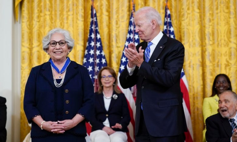 Biden otorga la Medalla Presidencial de la Libertad a dos hispanos 1