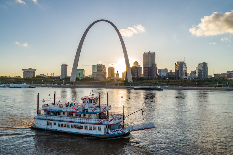 Crucero escénico frente al Arco de St. Louis, Missouri - Eventos St. Louis en Septiembre.
