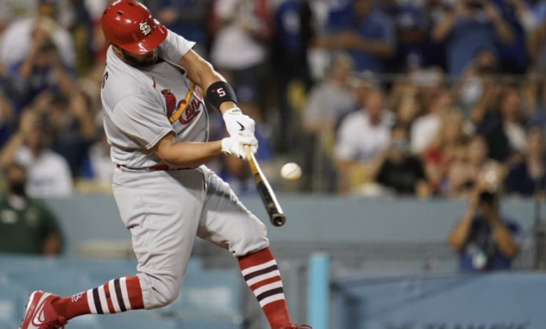 Albert Pujols conecta con la pelota que le dió pase al club de 700 jonrónes de carrera. Solo tres más peloteros están en este club.