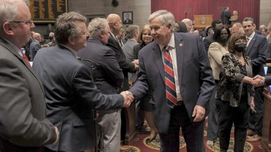 Gobernador Parson firma recortes a impuestos para granjeros