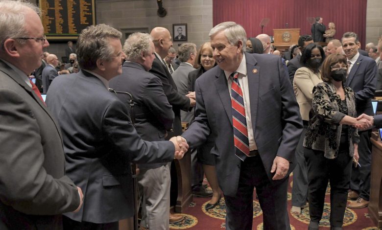 Gobernador Parson firma recortes a impuestos para granjeros