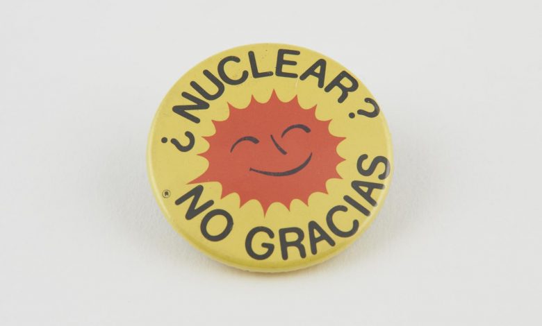 Anti-nuclear energy badge in Spanish. Text: 'Nuclear? No Gracias' (badge)