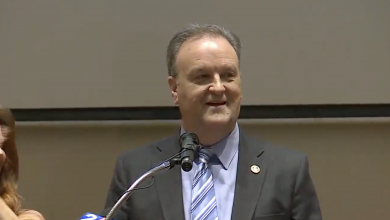 Ejecutivo del Condado Sam Page se dirige al público tras su victoria electoral en Noviembre, 2022.