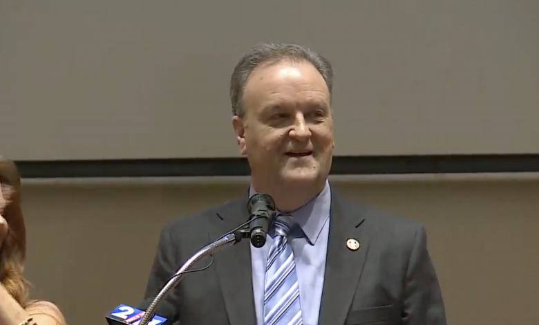 Ejecutivo del Condado Sam Page se dirige al público tras su victoria electoral en Noviembre, 2022.