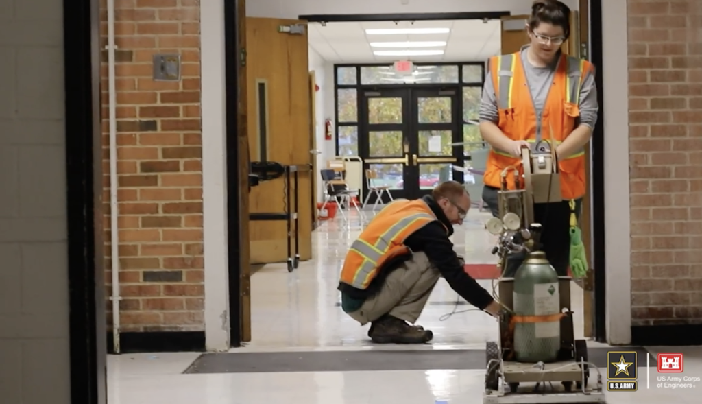 Ingenieros del Ejercito de Tierra de los Estados Unidos realizan pruebas de detección de radiación en el centro escolar Jana Elementary en el Hazelwood School District.
