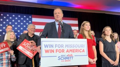 Eric Schmitt habla en su discurso de victoria tras ser elegido al Senado de los Estados Unidos para representar Missouri. Schmitt se presentó como un candidato polémico contra su rival demócrata Trudy Busch Valentine en las elecciones de medio término en el 2022.
