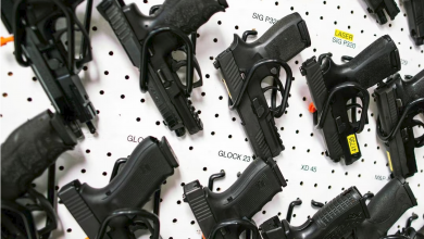 Las armas se exhiben en la tienda de armas Shore Shot Pistol Range en Lakewood Township, Nueva Jersey, EE. UU., 19 de marzo de 2020. REUTERS/Eduardo Muñoz