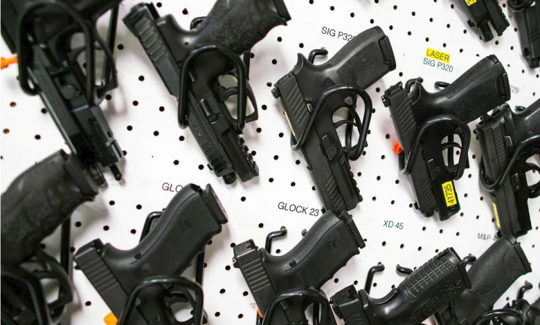 Las armas se exhiben en la tienda de armas Shore Shot Pistol Range en Lakewood Township, Nueva Jersey, EE. UU., 19 de marzo de 2020. REUTERS/Eduardo Muñoz