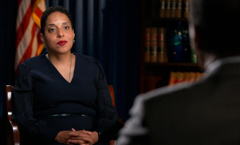 Kim Gardner durante una entrevista televisada en NBC