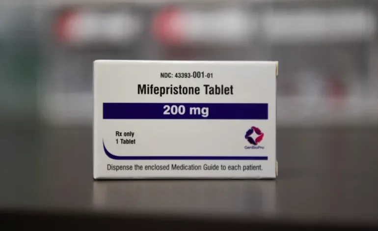 Caja del Medicamento Mifepristona 200 mg. La polémica continúa alrededor del acceso a la píldora abortiva en Estados Unidos.
