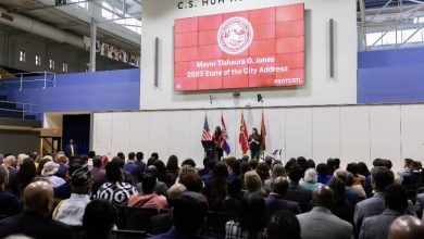 Discurso de la Alcaldesa Tishaura Jones en el C.S. HUH Auditorium de la Universidad de St. Louis.