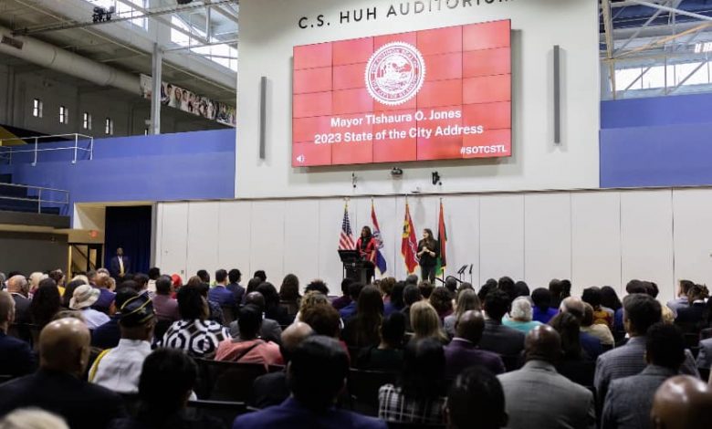 Discurso de la Alcaldesa Tishaura Jones en el C.S. HUH Auditorium de la Universidad de St. Louis.