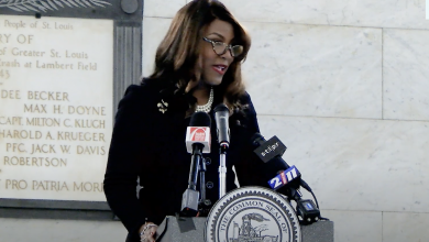 Alcaldesa Tishaura Jones lidera la ceremonia de inauguración de la nueva cámara de concejales de la ciudad de St. Louis.