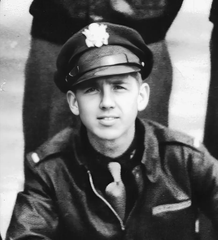 Foto de Melvin B. Meyer, bombardero caído en la battalla aérea de Leipzig en 1944. Sus restos mortales fueron repatriados a St. Louis, Missouri el 25 de Mayo, 2023 - casi 79 años hasta la fecha de su muerte.