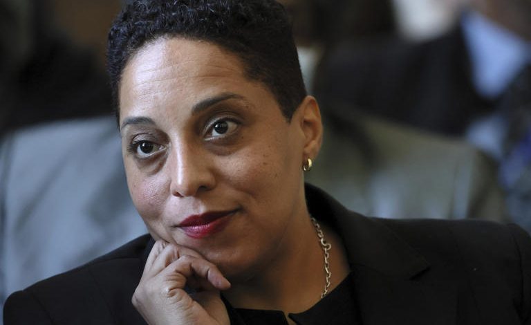 ARCHIVO - La abogada de circuito de St. Louis, Kim Gardner, se sienta detrás de sus abogados en un tribunal, el 18 de abril de 2023, en St. Louis durante la primera audiencia de una demanda del fiscal general de Missouri, Andrew Bailey, que busca destituir a Gardner de su cargo. Gardner anunció el jueves 4 de mayo que renunciará a partir del 1 de junio en medio de llamados de los líderes republicanos para su destitución. (David Carson/St. Louis Post-Dispatch vía AP, Pool, File) © Proporcionado por The Associated Press