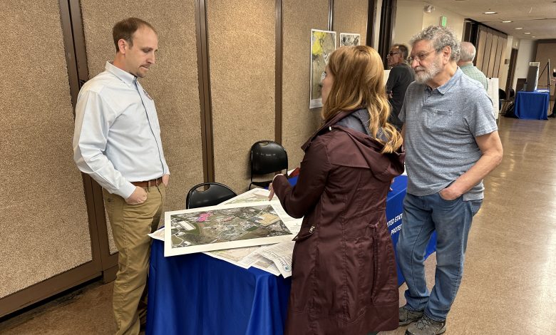 Residentes de Bridgeton en el Condado Norte de St. Louis reciben respuestas por miembros de la EPA sobre nueva información de que el vertedero está más contaminado de lo que se anticipa originalmente. Foto: DiarioDigitalSTL.com
