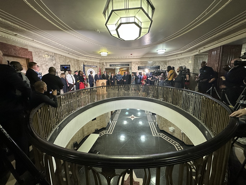 St. Louis • 19 de Mayo, 2023 • El Gobernador de Missouri, Michael Parson, anunció la elección de Gabe Gore al puesto de Fiscal del Circuito de la Ciudad de St. Louis - cargo que la anterior Fiscal Kim Gardner abandonó abruptamente esta semana. (Foto:
 DiarioDigitalSTL.com)